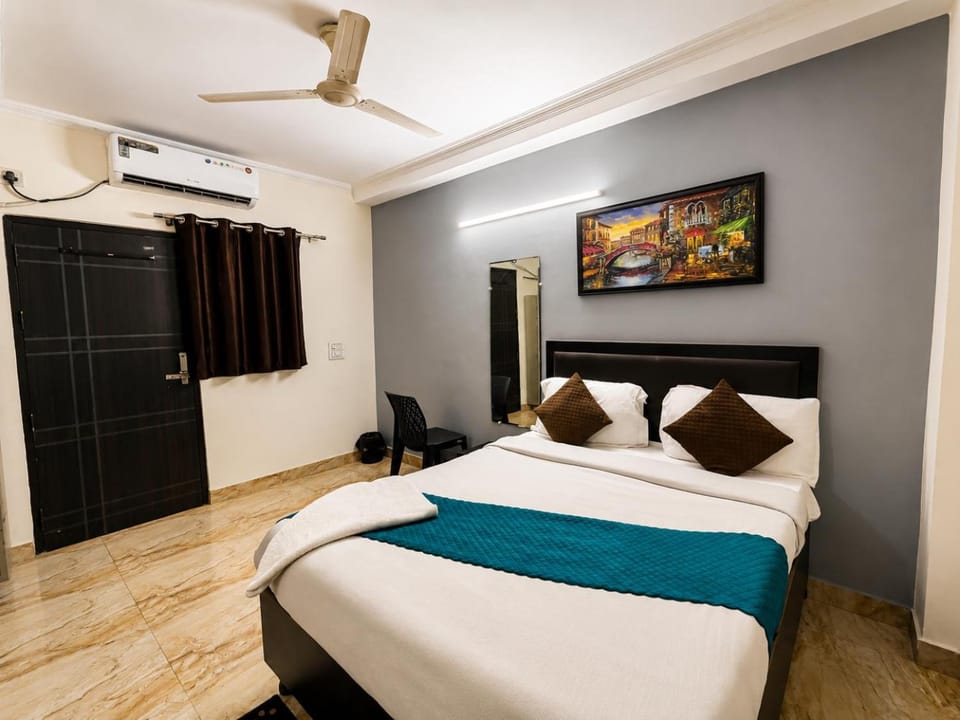 Bed, TV and multimedia, Photo of the whole room, Bedroom, fireplace, wardrobe, air conditioner