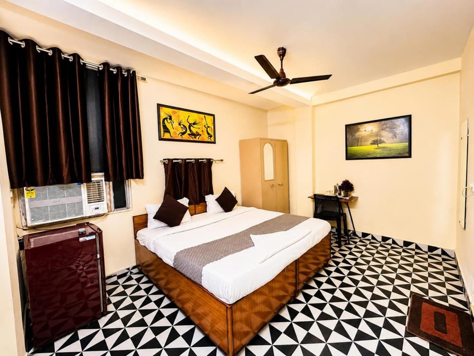 Bed, TV and multimedia, Photo of the whole room, Bedroom, fireplace, towels, wardrobe, air conditioner