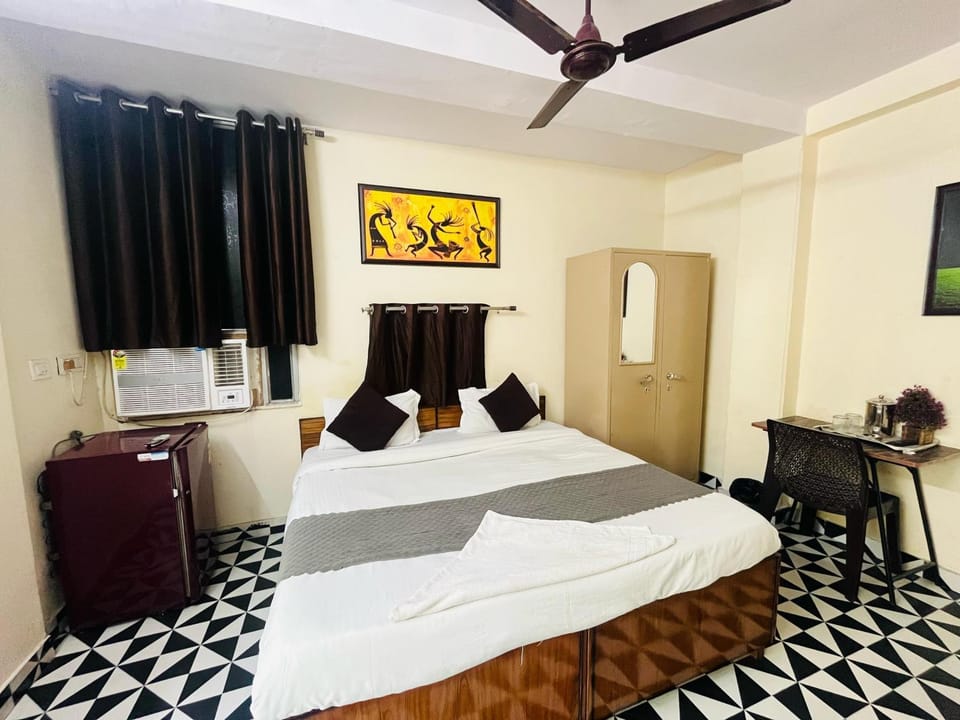 Bed, View (from property/room), Photo of the whole room, Bedroom, fireplace, wardrobe, air conditioner