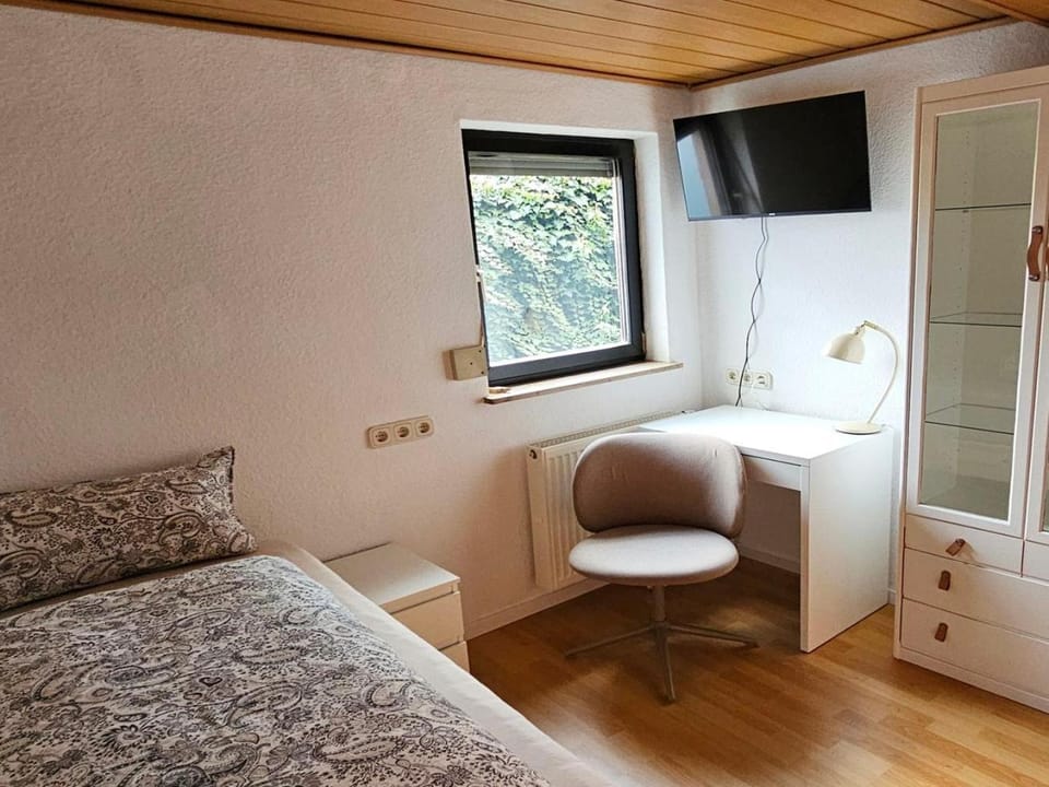 Bed, TV and multimedia, Bedroom