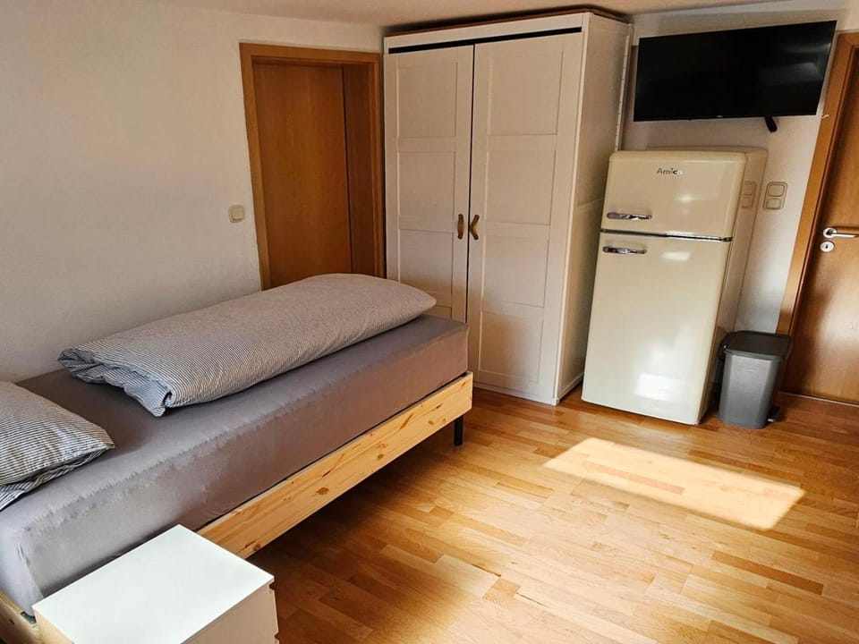Bed, TV and multimedia, Bedroom