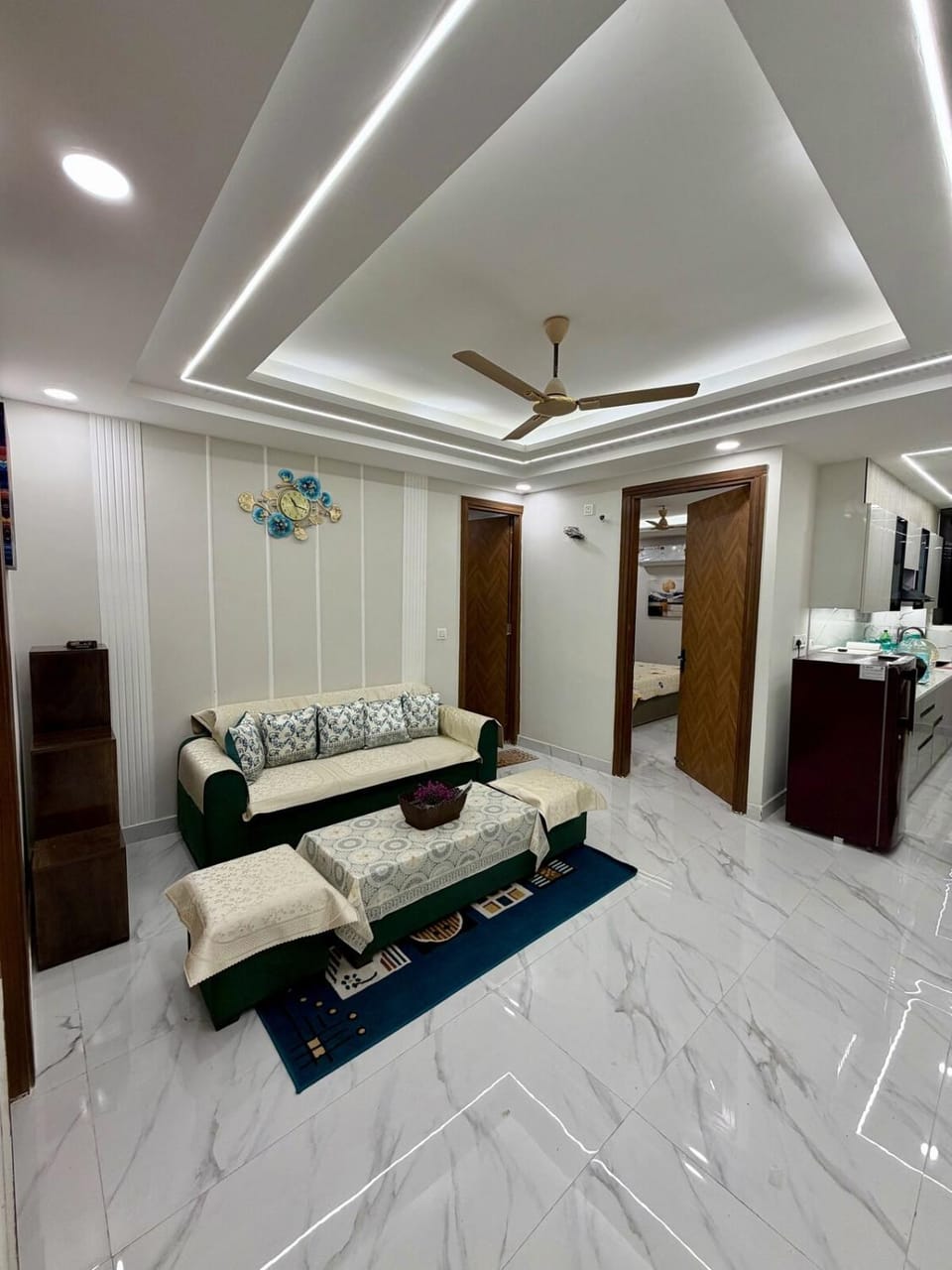 Property building, Bed, Living room, Photo of the whole room, Seating area, Bedroom, towels, wardrobe