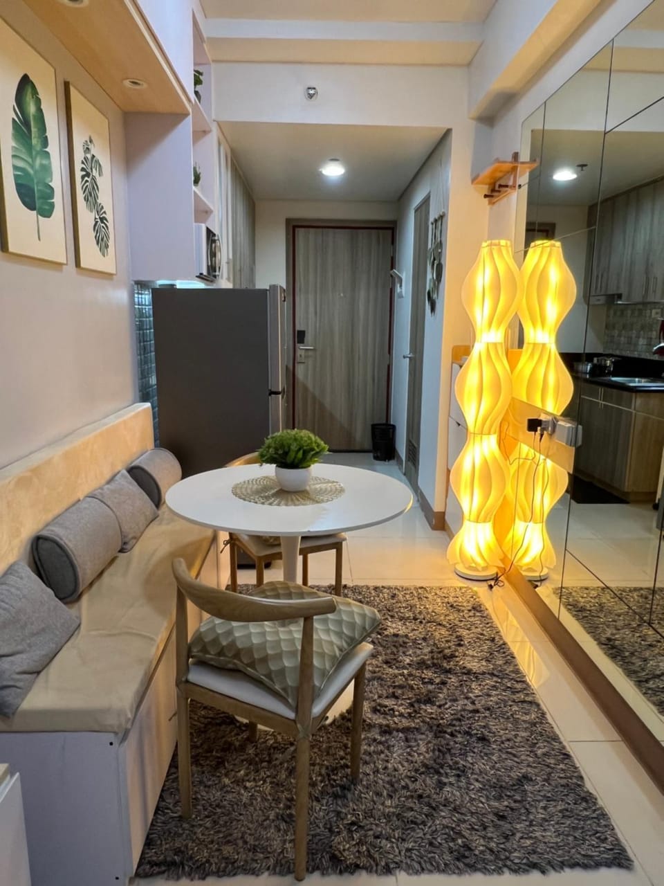 Kitchen or kitchenette, Living room, Seating area, Dining area