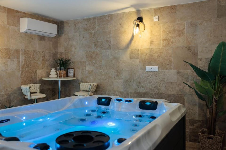 Loft de charme avec jacuzzi proche d'Agen House in Nouvelle-Aquitaine