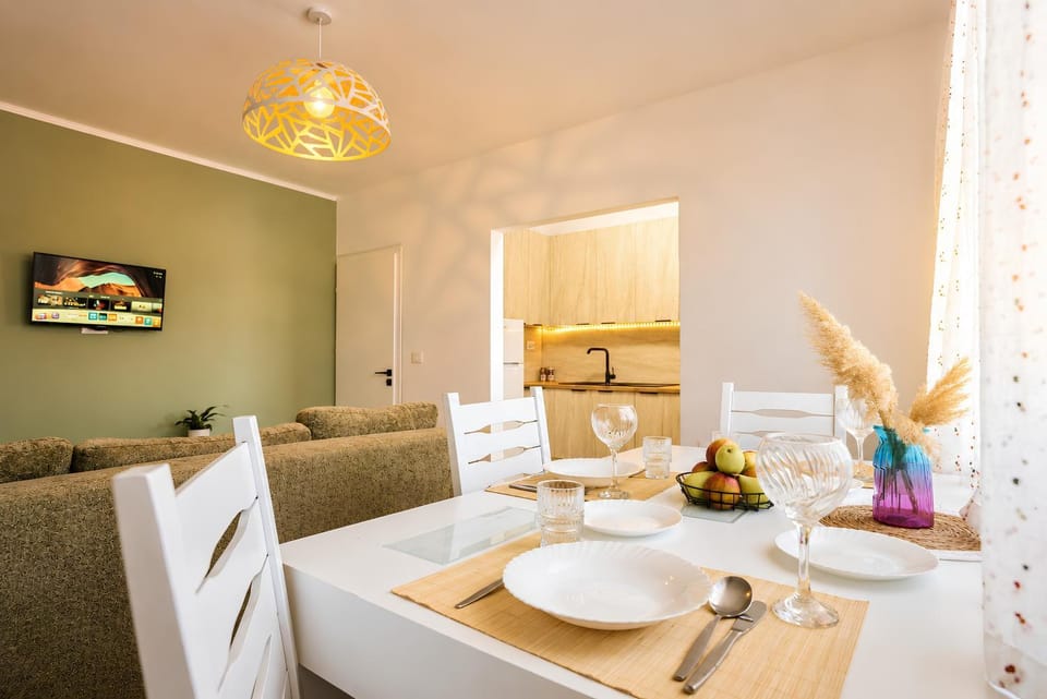 TV and multimedia, Living room, Photo of the whole room, Seating area, Dining area