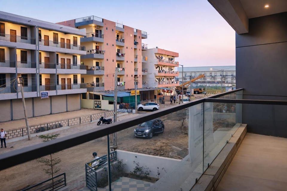 Property building, Day, Neighbourhood, City view, Street view, Location, Parking