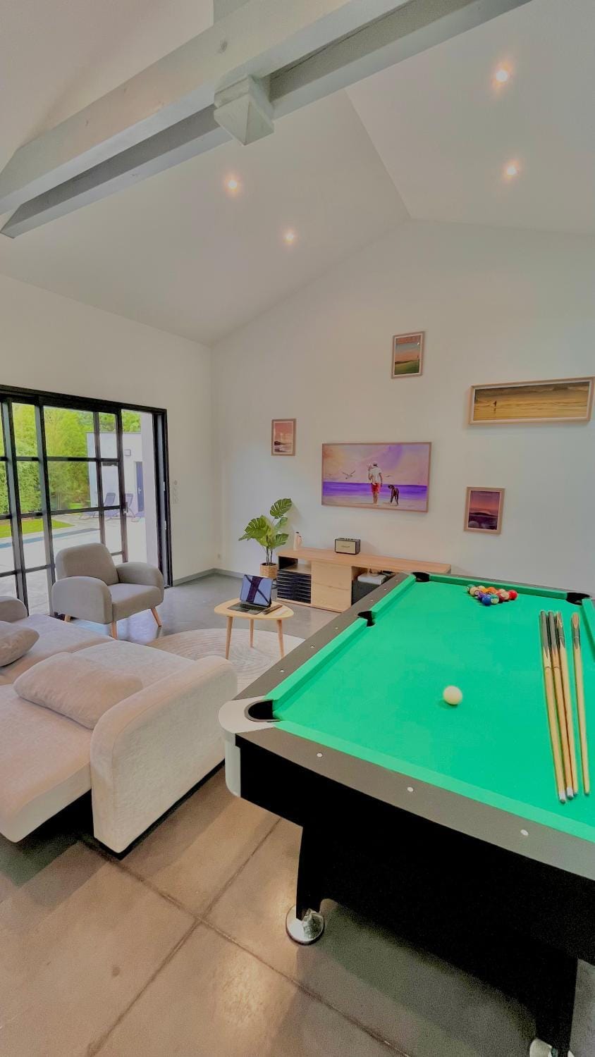 Communal lounge/ TV room, Billiard, Game Room, Living room
