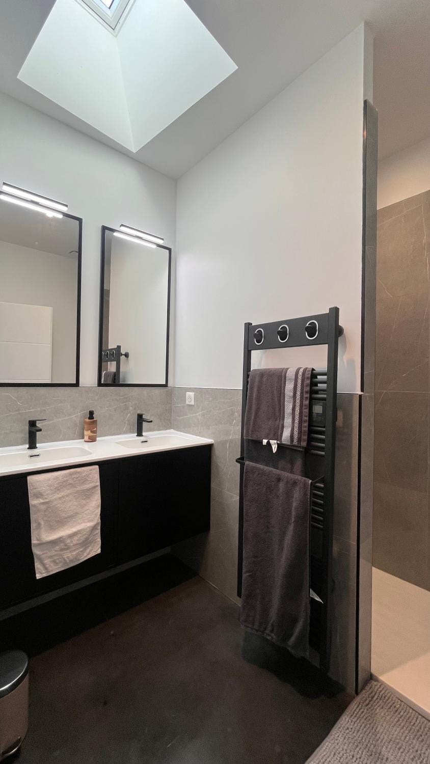 Bathroom, towels