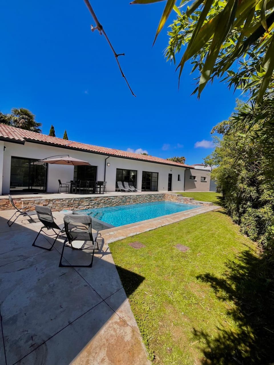 Property building, Patio, Day, Garden, Garden view, Pool view, Swimming pool, sunbed