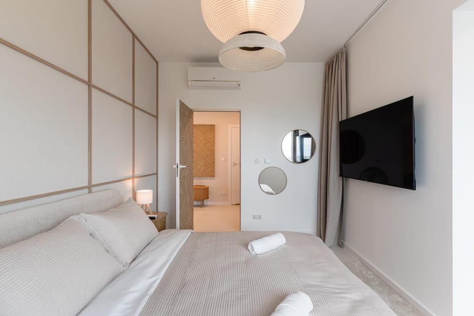 Bed, TV and multimedia, Photo of the whole room, Bedroom, towels, wardrobe, air conditioner