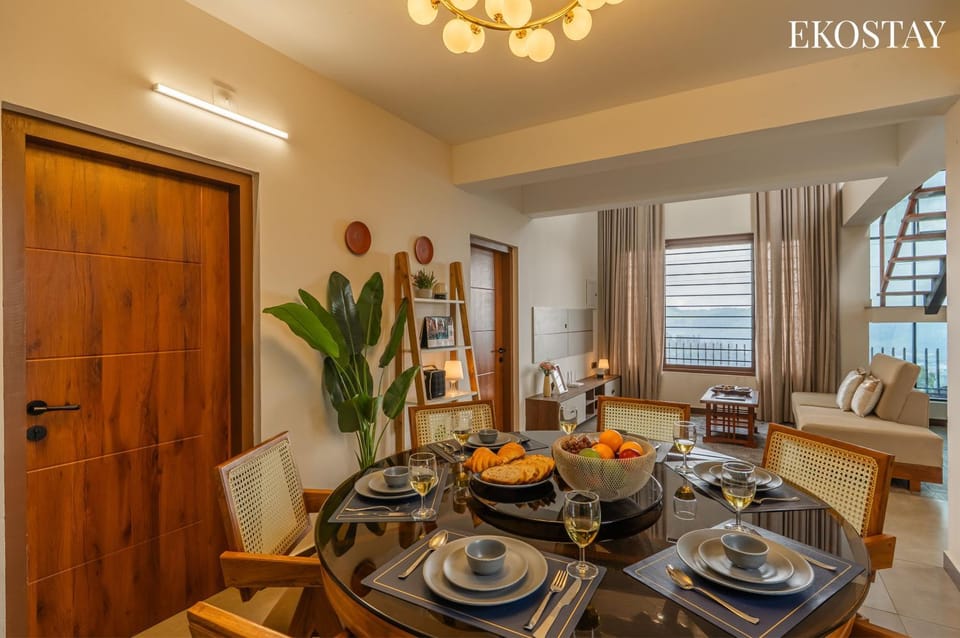 Living room, Food and drinks, Seating area, Dining area, Food