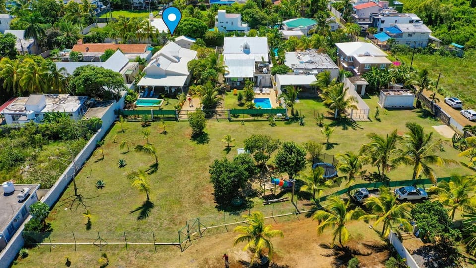 Property building, Day, Neighbourhood, Bird's eye view, Garden, Swimming pool