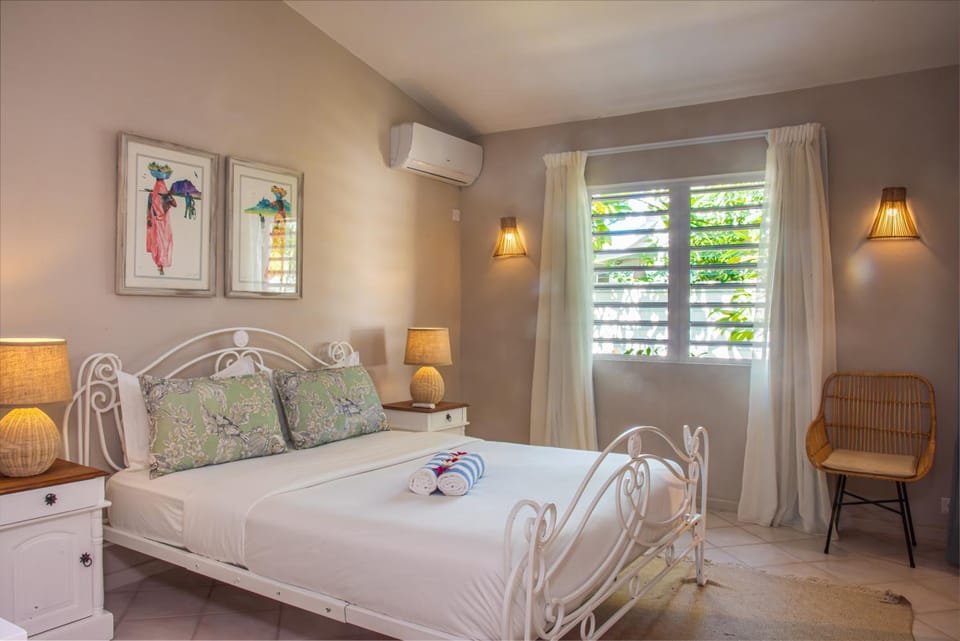 Bed, Photo of the whole room, Decorative detail, Bedroom, air conditioner