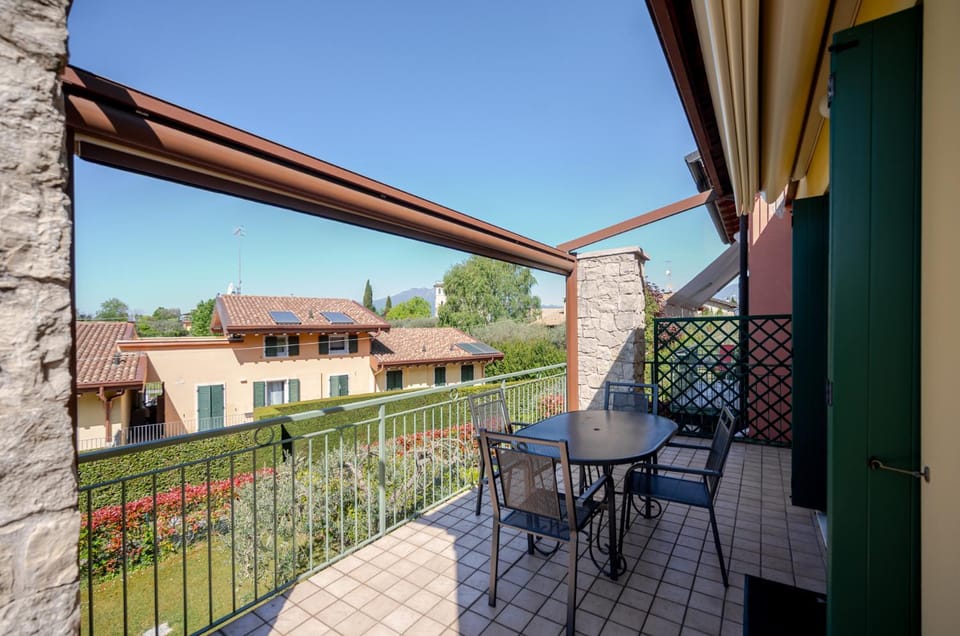 ApartmentsGarda - Volpara Essential Pool Living Apartment in Torri del Benaco