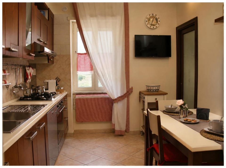 TV and multimedia, Kitchen or kitchenette, Dining area, stove