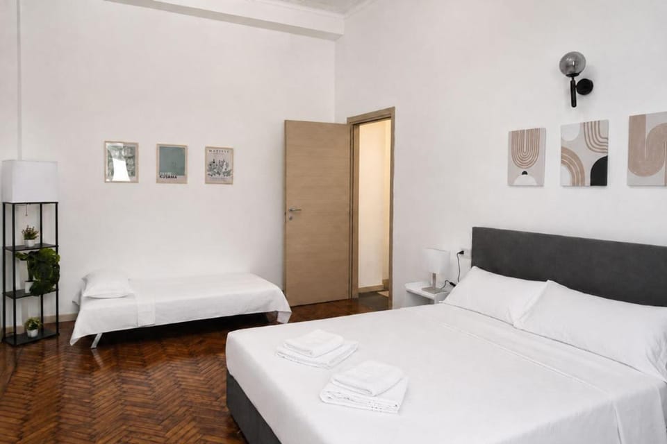 Bed, Bedroom, towels