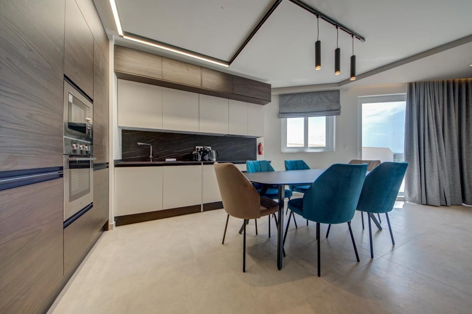 Kitchen or kitchenette, Living room, Seating area, Dining area, stove