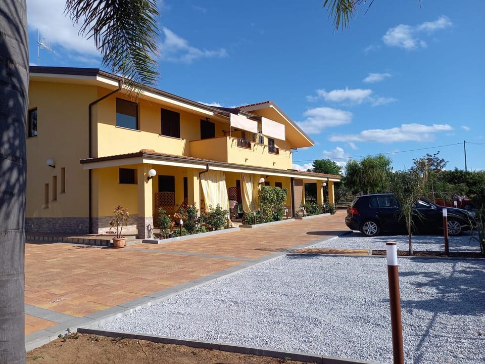 Property building, Patio, Facade/entrance, Summer, Garden, Parking