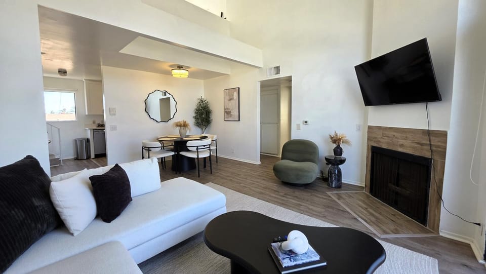 TV and multimedia, Living room, Seating area, Evening entertainment
