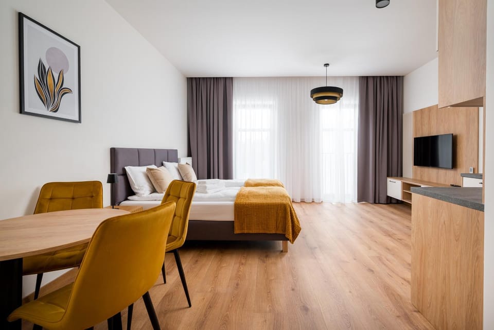 Communal lounge/ TV room, Bed, TV and multimedia, Kitchen or kitchenette, Living room, Photo of the whole room, Seating area, Dining area, Evening entertainment, Bedroom