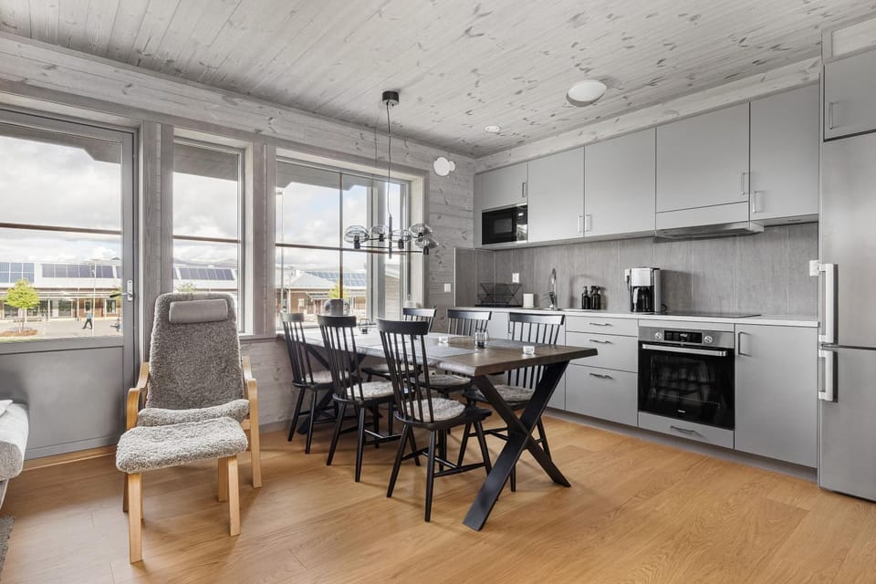 Dining area, kitchen