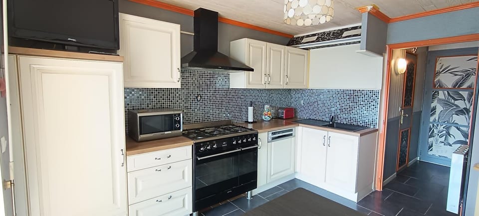 TV and multimedia, Coffee/tea facilities, Kitchen or kitchenette, dishwasher, microwave, oven, stove, toaster