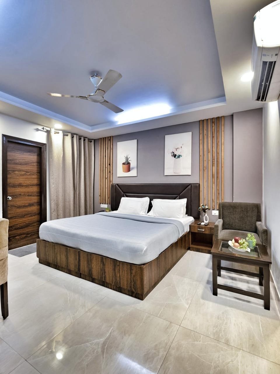 Bed, Photo of the whole room, Seating area, Bedroom