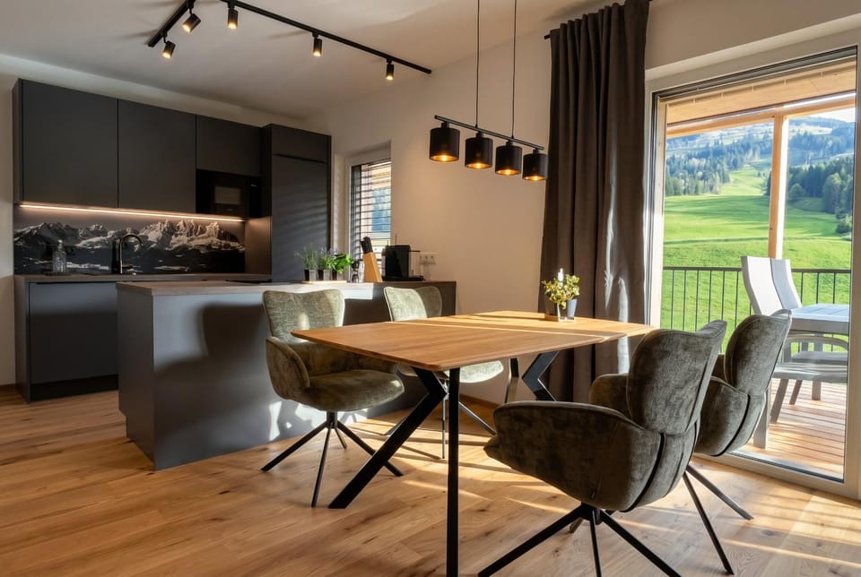 Kitchen or kitchenette, Dining area