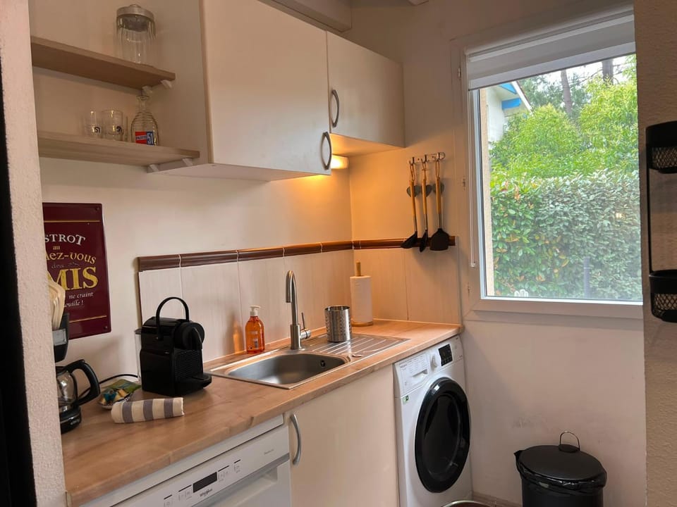Coffee/tea facilities, Kitchen or kitchenette, dishwasher, stove, toaster, washing machine