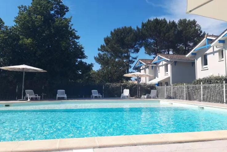 Day, Swimming pool