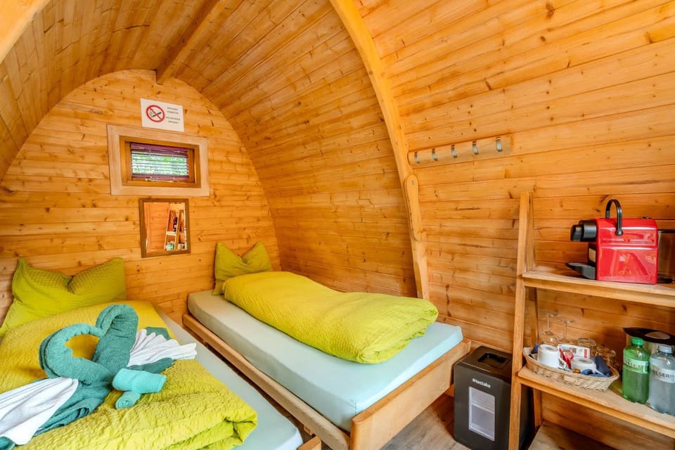 Cozy Lake Pod with shared bathroom near Gstaad House in Saanen