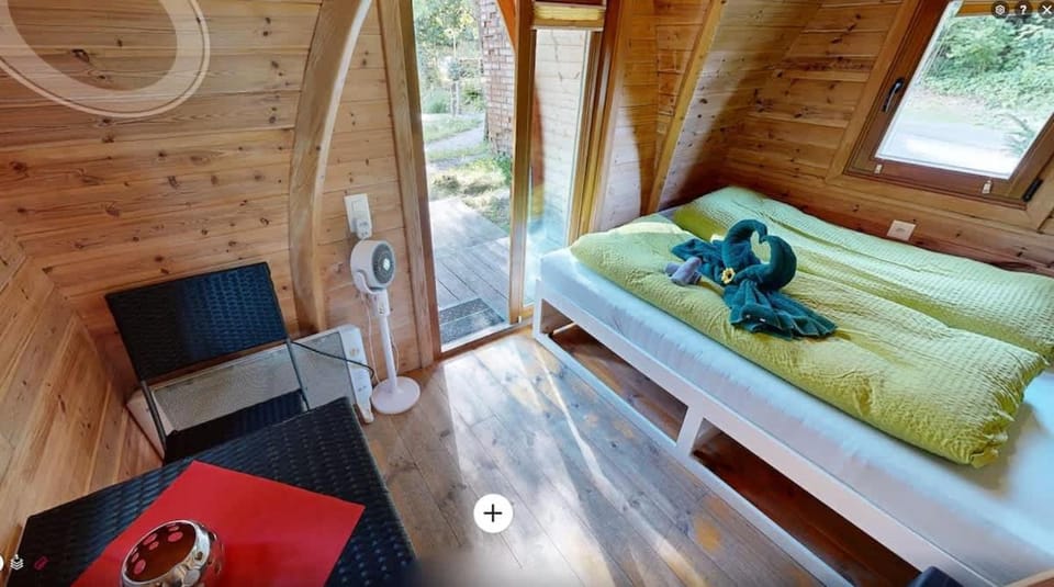 Simple Lake Pod with shared bathroom near Gstaad House in Saanen