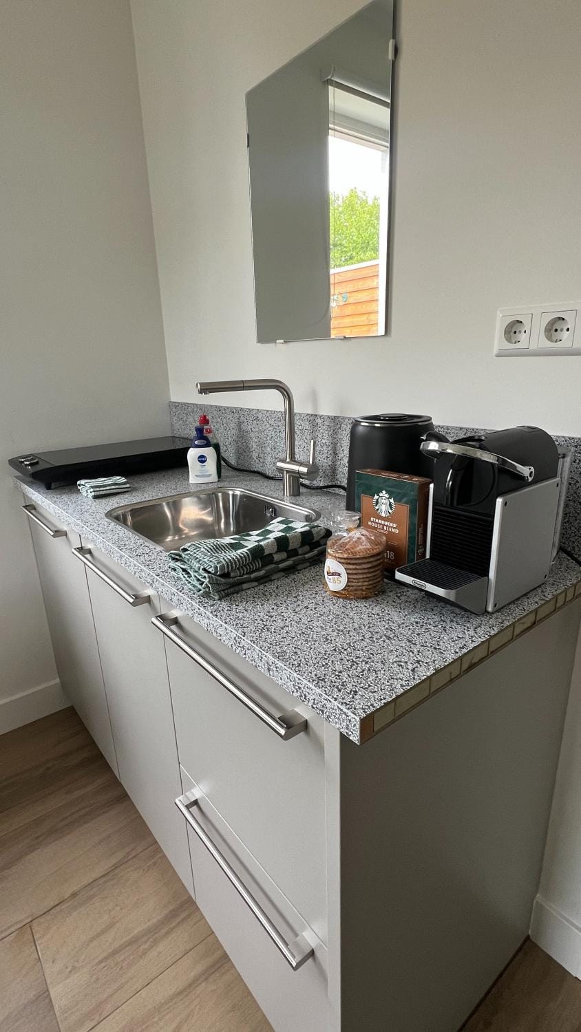 Coffee/tea facilities, Kitchen or kitchenette, stove