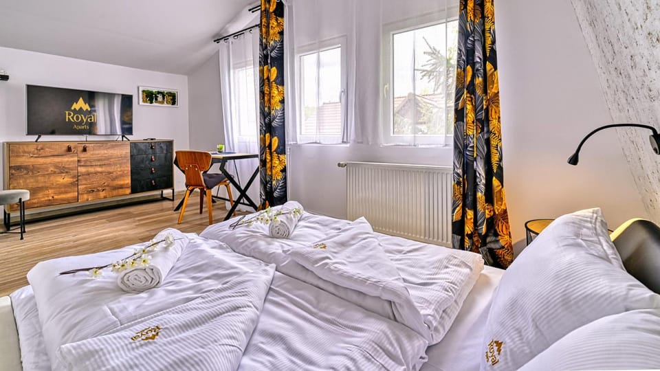 Bed, TV and multimedia, Seating area, Bedroom, towels
