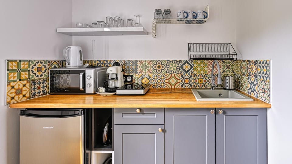Coffee/tea facilities, Kitchen or kitchenette, microwave, stove, toaster