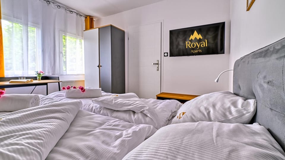 Bed, TV and multimedia, Bedroom, wardrobe