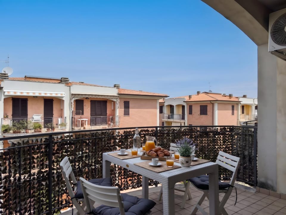 Neighbourhood, Balcony/Terrace