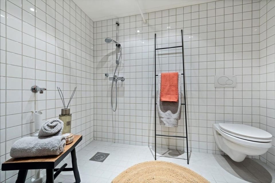 Shower, Toilet, Bathroom, towels