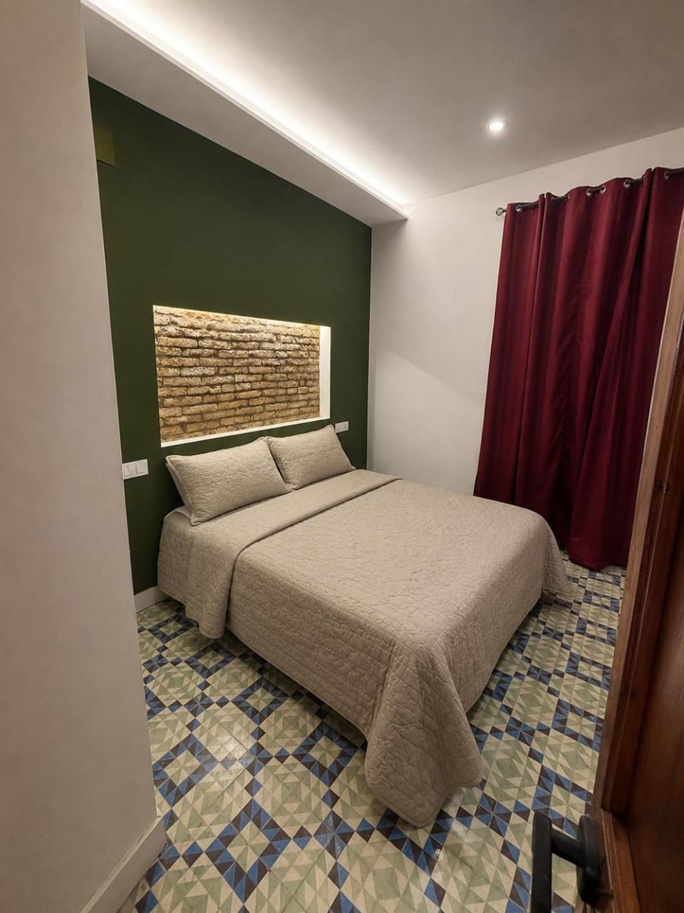 Bed, Photo of the whole room, Bedroom