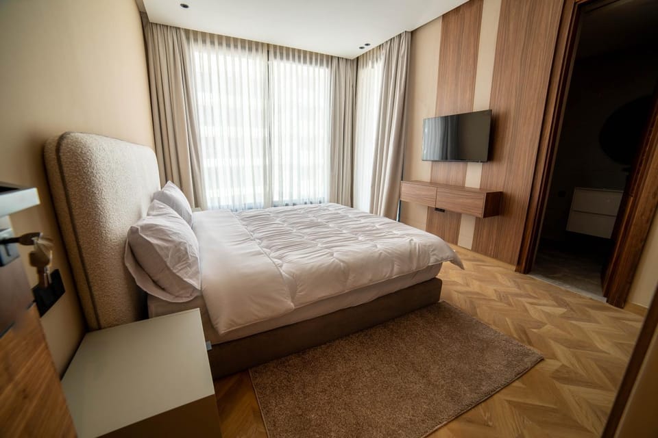 Bed, TV and multimedia, Bedroom
