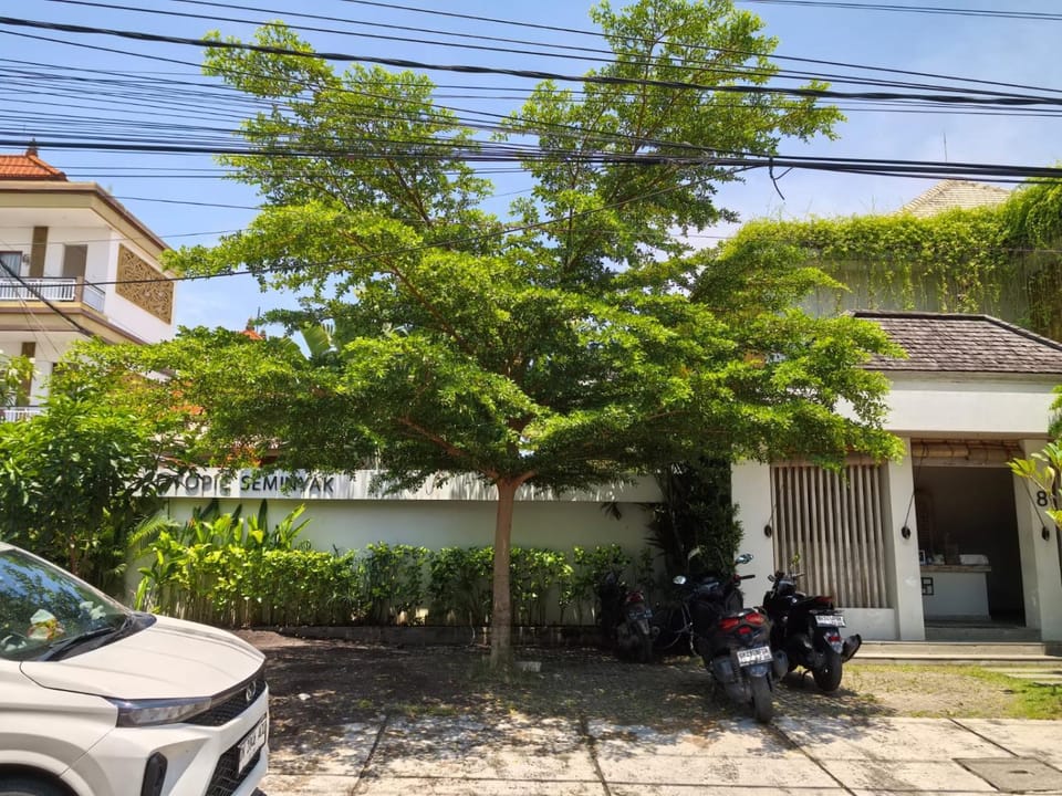 Property building, Facade/entrance, Day, Street view, Parking