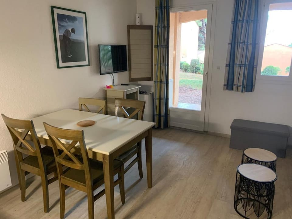 Vacation Studio with Pool, Tennis, Pétanque & Parking Apartment in Saint-Raphael