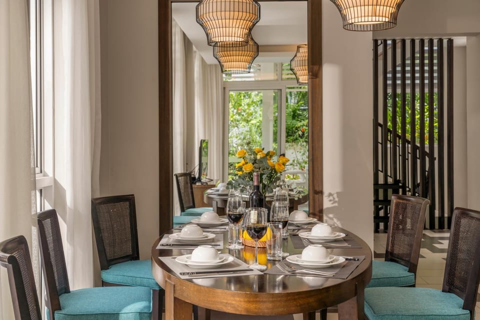 Living room, Food and drinks, Seating area, Dining area