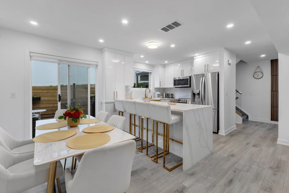 Patio, Kitchen or kitchenette, Dining area