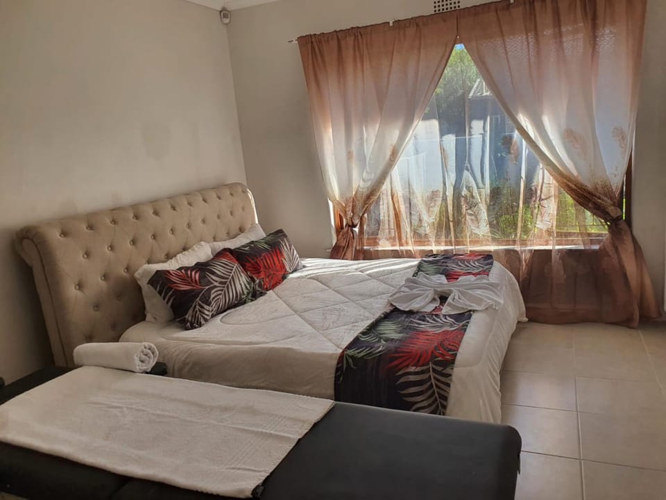 96 Arum Road Neats Accommodations Vacation rental in Cape Town
