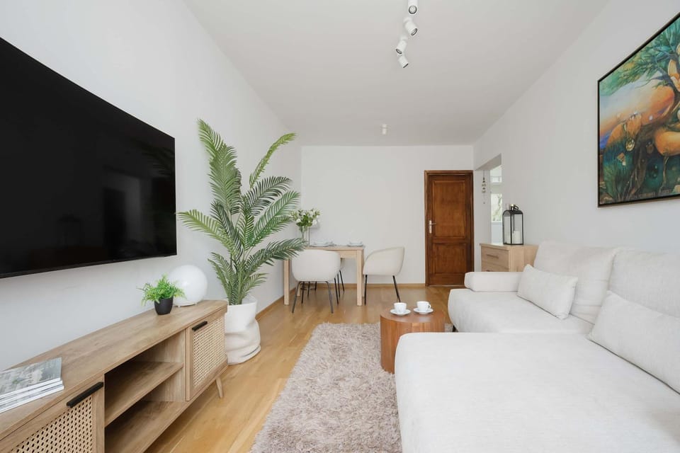 TV and multimedia, Living room, Seating area, Evening entertainment