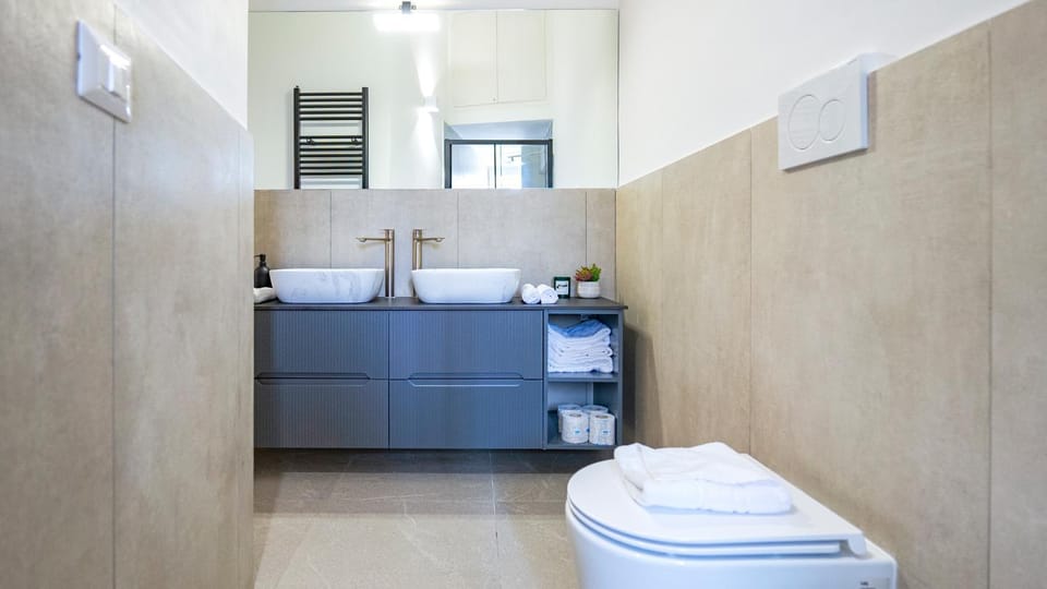 Bathroom, towels