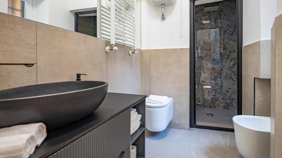 Shower, Toilet, Bathroom, bidet, towels