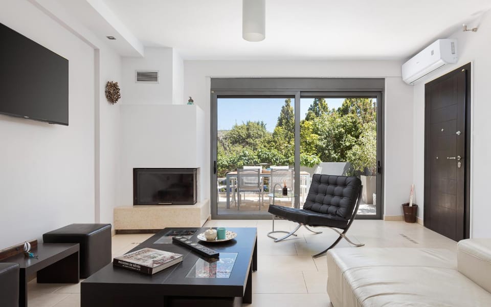 TV and multimedia, Living room, Seating area, air conditioner