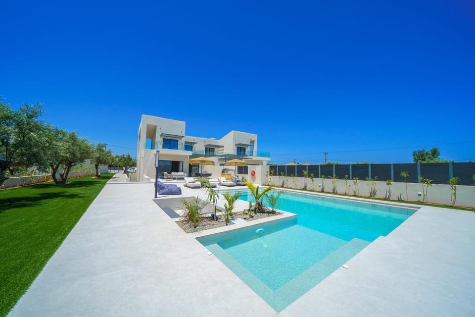 Property building, Garden, Swimming pool